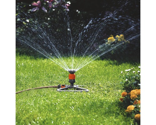 Aspersor de gazon care udă un gazon.