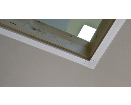 Imagine detaliată a unei ferestre din lemn cu ramă albă