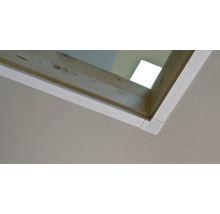 Vizualizare detaliată a unei ferestre din lemn cu ramă albă din interior