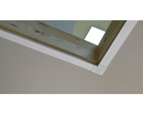 Vizualizare detaliată a unei ferestre din lemn cu ramă albă din interior