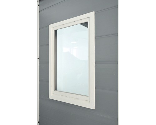 Fereastră dreptunghiulară cu ramă albă pe un perete gri din lemn