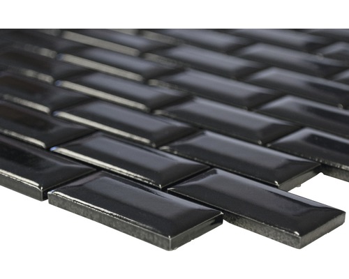 Prim-plan cu plăci de mozaic negre în model herringbone