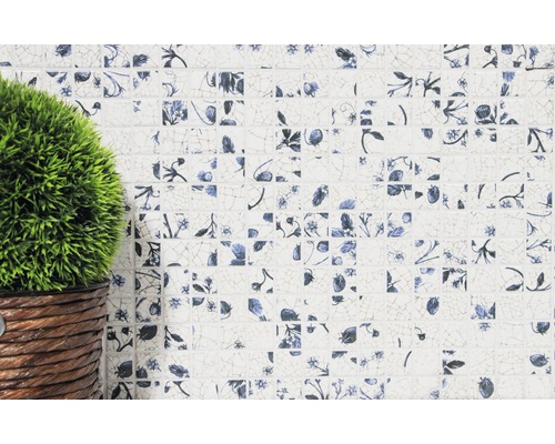 Prim-plan cu plăci de mozaic cu model floral