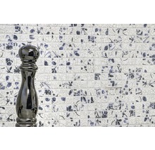Decor de perete cu plăci de mozaic și râșniță de piper