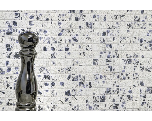 Decor de perete cu plăci de mozaic și râșniță de piper