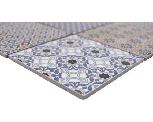 Prim-plan cu plăci ceramice de podea cu model