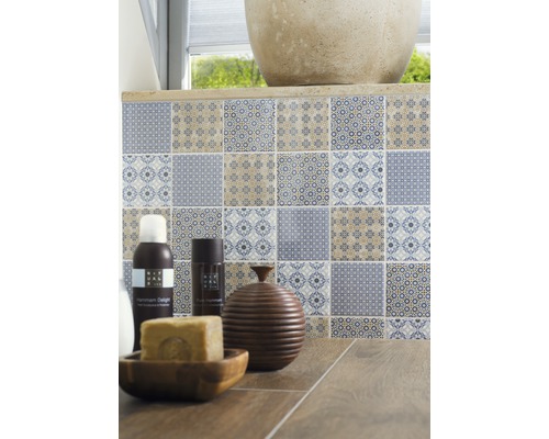 Design de baie cu plăci pătrate cu modele