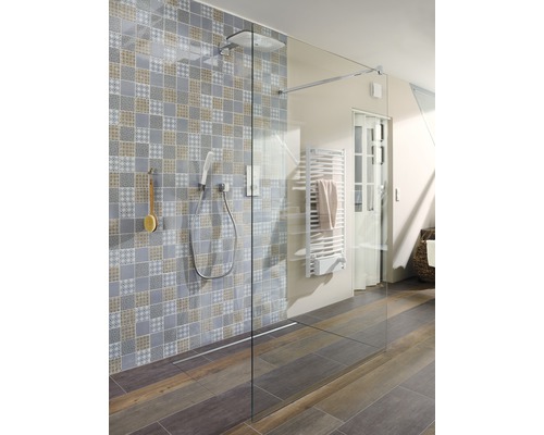 Baie cu cabină de duș walk-in cu duș fix, duș de mână, rigolă de duș, suport de prosoape încălzit și perete cu model