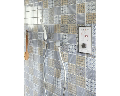 Scenă de duș cu duș de mână, armătură de duș și control digital pe un perete placat cu faianță.
