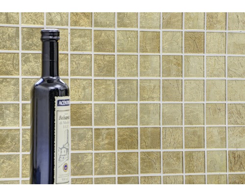 Plăci de mozaic cu model pătrat pe perete