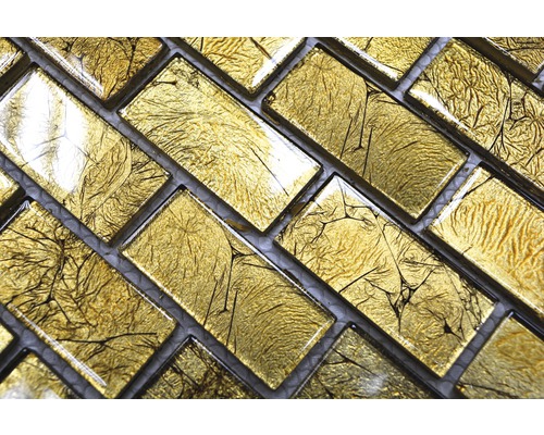 Prim-plan cu plăci de mozaic aurii dreptunghiulare