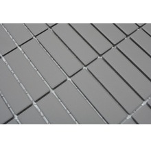 Plăci de mozaic gri în model herringbone