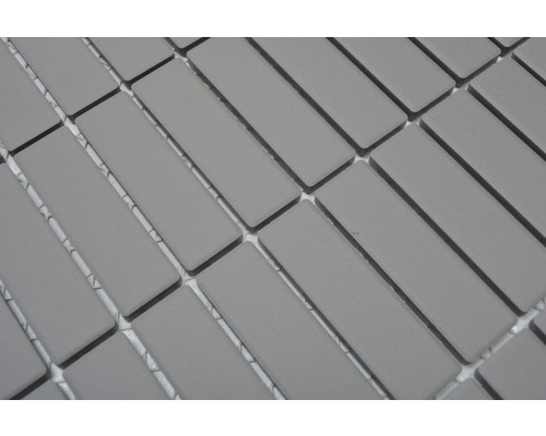 Plăci de mozaic gri în model herringbone