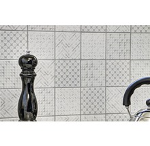 Faianță de perete cu modele geometrice și ustensile de bucătărie