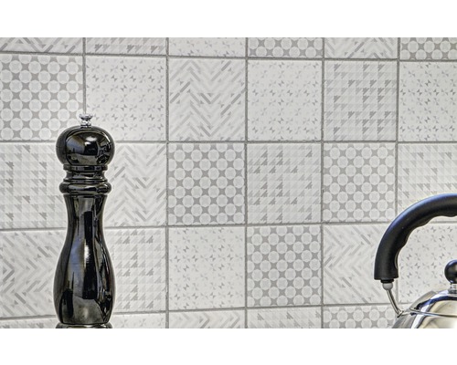 Faianță de perete cu modele geometrice și ustensile de bucătărie