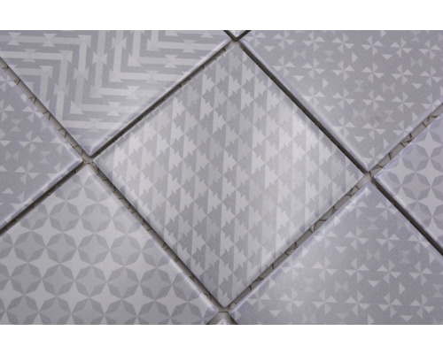 Prim-plan cu plăci cu modele geometrice