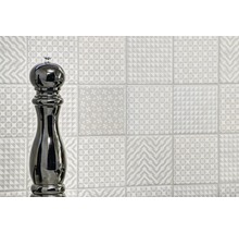 Decor de perete cu diverse plăci decorative și râșniță de piper