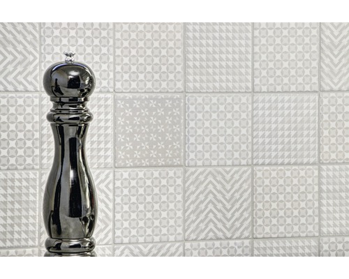 Decor de perete cu diverse plăci decorative și râșniță de piper