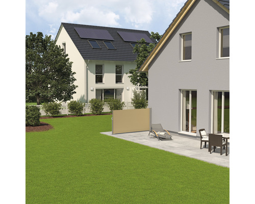 Scenă de grădină cu copertină laterală retractabilă pe o terasă lângă o casă