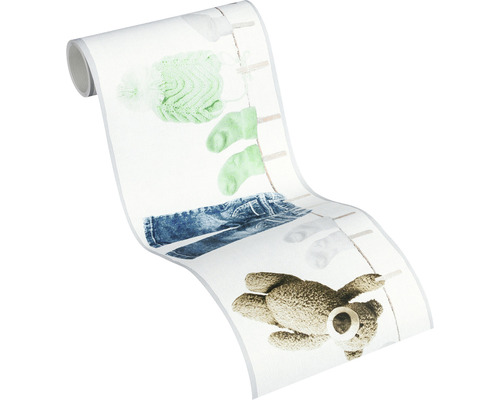 Rola de tapet cu motiv de haine de bebeluș și un ursuleț de pluș