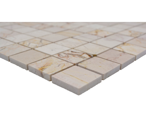 Prim-plan cu plăci de mozaic din marmură