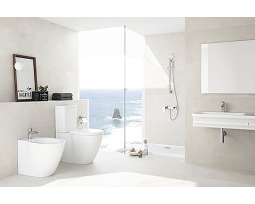 Baie modernă cu toaletă, bideu, lavoar și duș