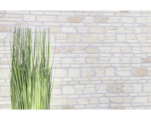 Placare perete din piatră naturală cu iarbă artificială