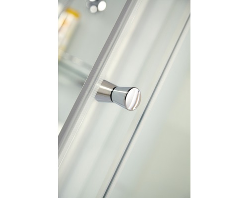 Detalii ale unui mâner metalic de ușă a cabinei de duș