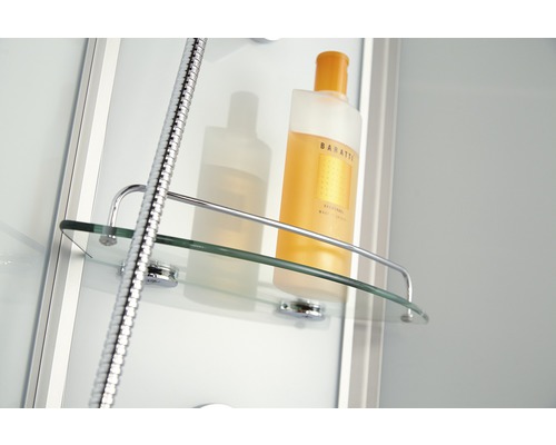 Raft de duș cu flacon de șampon pe un perete de duș