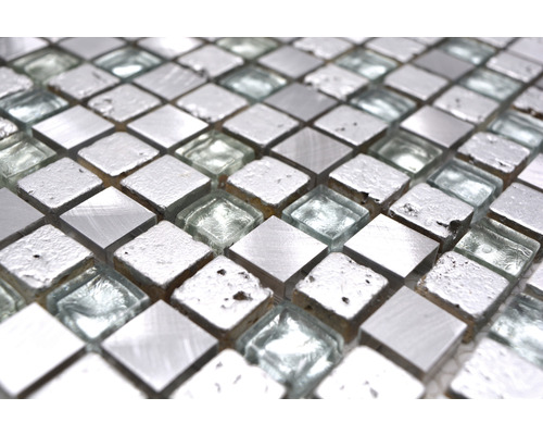 Prim-plan cu plăci de mozaic pătrate din metal și sticlă