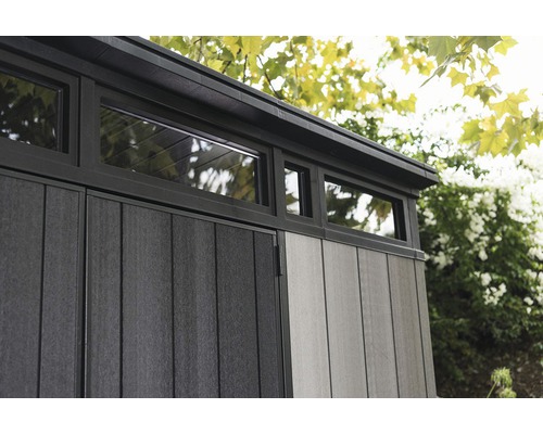 Imagine detaliată a unei căsuțe de grădină cu ferestre și placare cu lemn