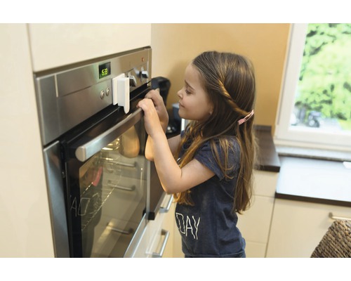 Copil cu siguranță pentru aragaz pe un cuptor