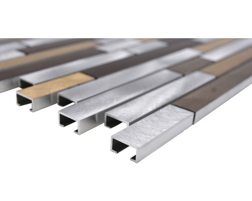 Placă de mozaic cu bucăți dreptunghiulare înguste în diferite aspecte metalice