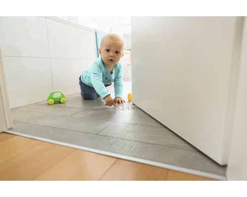 Copil mic care se târăște pe podea cu profil pentru podea