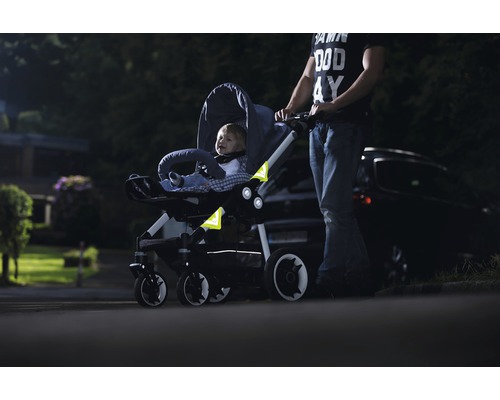 Tată împingând căruciorul cu copil pe întuneric