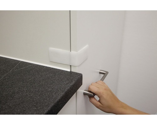 Protecție de colț pentru mobilă și mână pe un mâner de mobilă