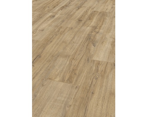 Prim-plan cu o podea laminată montată, cu aspect de lemn.