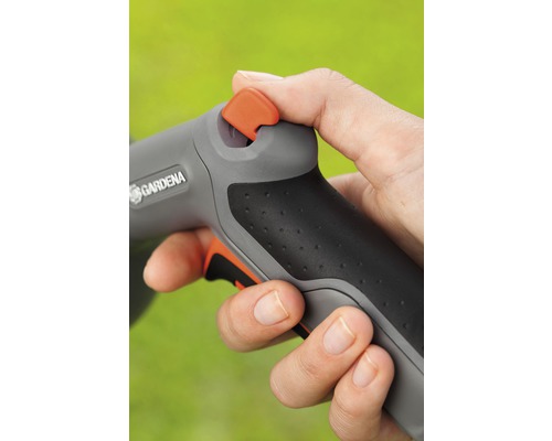 O mână operează un pistol de stropit pentru grădină de la Gardena.