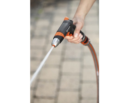 Pulverizator de curățare Gardena cu jet de apă în mână