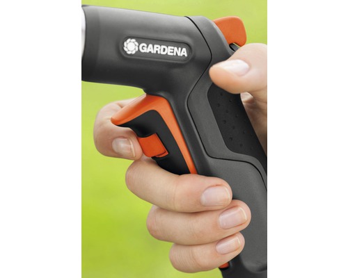 Mână ținând un pistol de stropit pentru grădină cu logo-ul Gardena