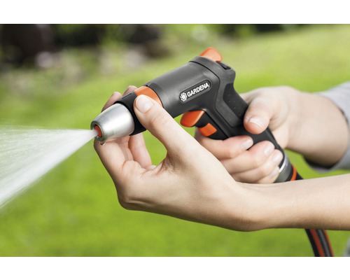 Pistol de curățare Gardena cu jet de apă în mâini