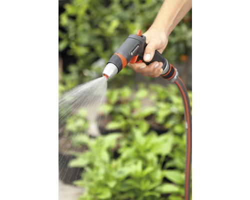 Pistol de pulverizare pentru furtun de grădină în uz.