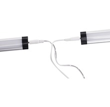 Două lumini LED conectate cu cablu