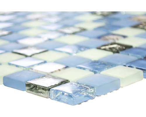 Prim-plan cu un mozaic din plăci de sticlă.