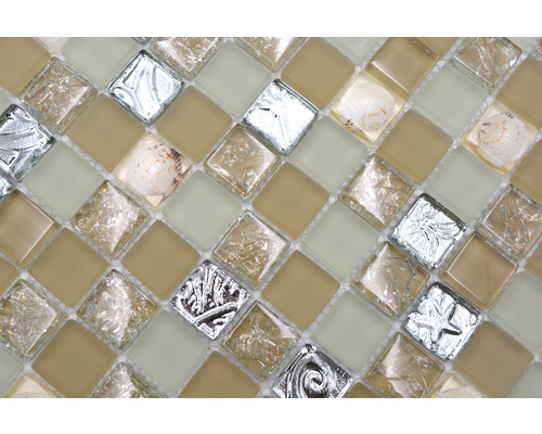 Prim-plan cu plăci de mozaic de sticlă cu scoici și modele