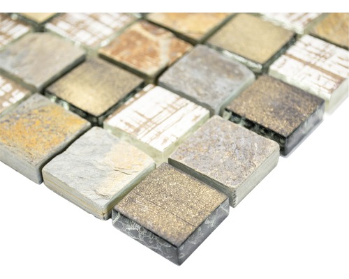 Prim-plan cu plăci de mozaic din piatră și sticlă