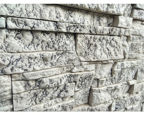 Prim-plan cu placaj de perete cu aspect de piatră naturală