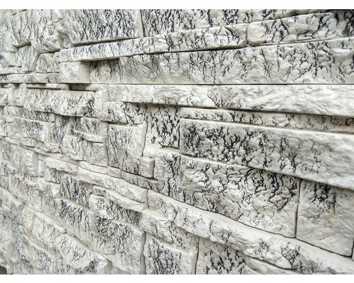 Prim-plan cu un placaj de perete cu aspect de piatră