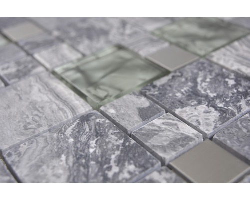 Prim-plan cu plăci de mozaic din sticlă și piatră