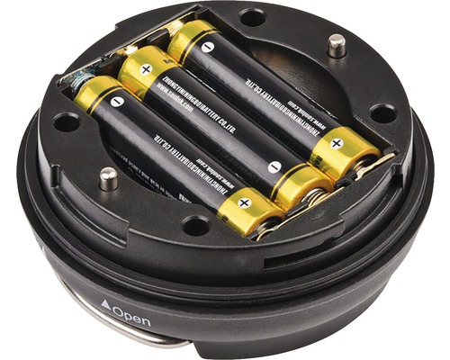 Compartiment baterie deschis cu trei baterii introduse